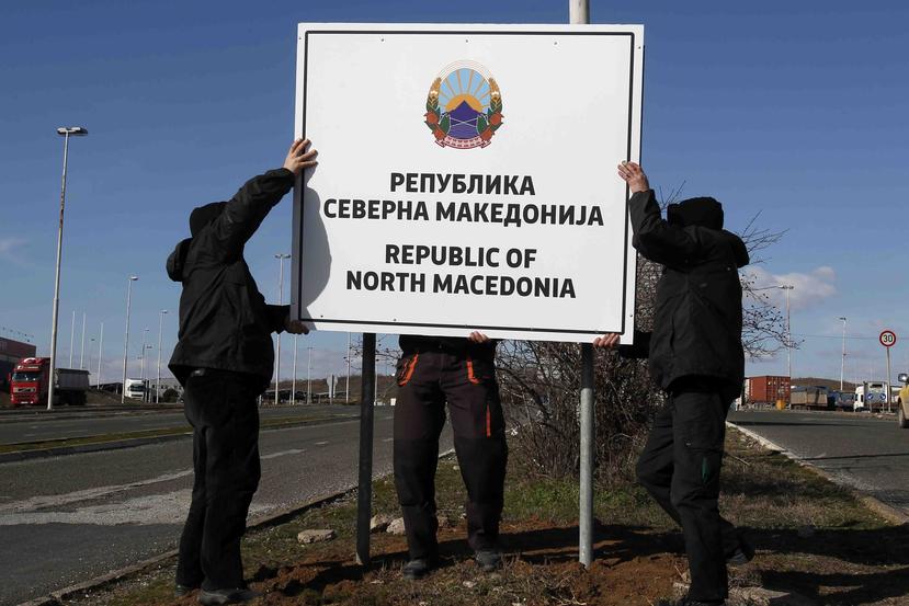 Trabajadores instalan una nueva señalización con el nombre de la República de Macedonia del Norte en la frontera con Grecia. (AP)