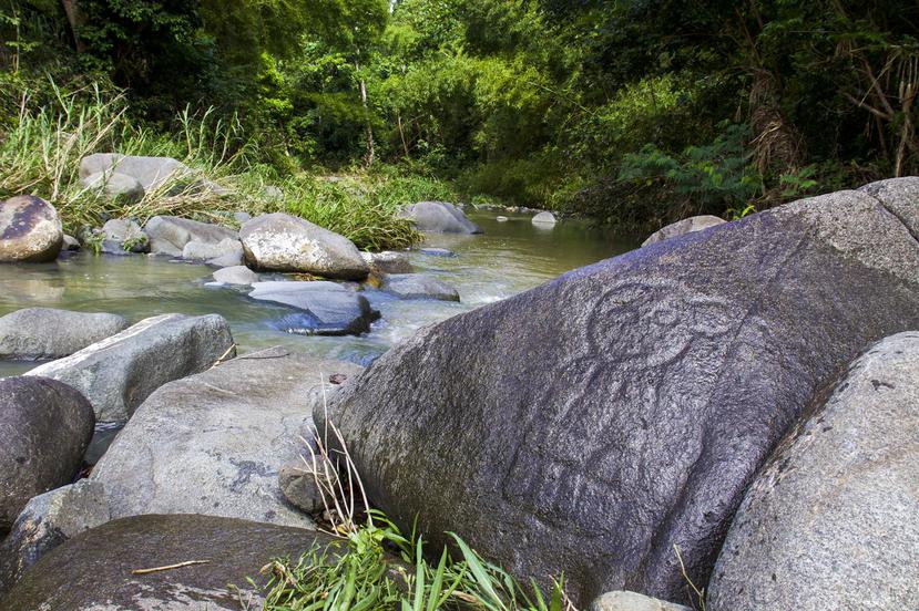 Gigantescas piedras que bordean 
el Río Canóvanas y que resguardan los petroglifos que evidencian los asentamientos taínos en esa zona.
