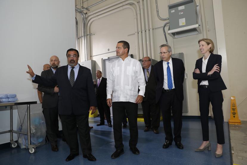 El doctor José Eduardo Vidal, a la izquierda, mostró al gobernador Pierluisi (al centro) la nueva planta de Cytoimmune Therapeutics en Toa Baja.