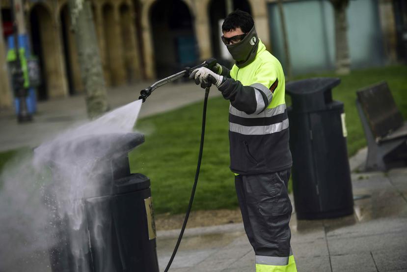 Un trabajador realiza labores de desinfección por el coronavirus en Pamplona. (AP)