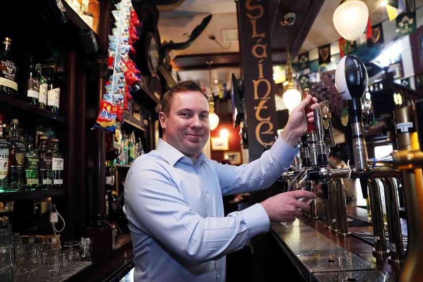 Brian Conlon, barman del Slattery's Bar en Dublín, sirve una jarra de cerveza en Viernes Santo. (AP)
