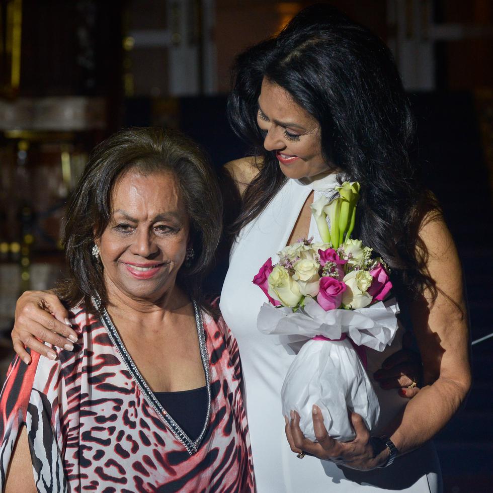 Wilnelia Merced le dedicó a su madre, Delia Cruz, el reconocimiento que le hizo San Juan Moda.  (Foto: Enid Salgado)