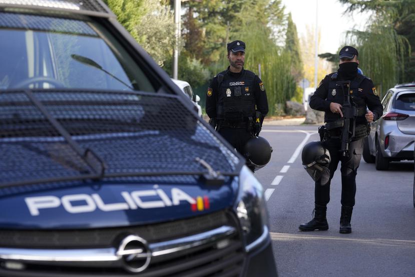 Policías españoles cerca de la embajada ucraniana en Madrid.