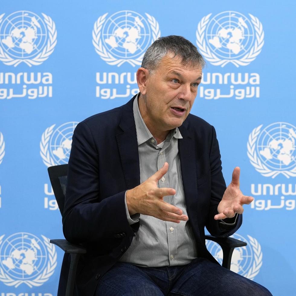 El comisionado general de la agencia de la ONU para los refugiados palestinos Philippe Lazzarini, habla durante una entrevista con The Associated Press