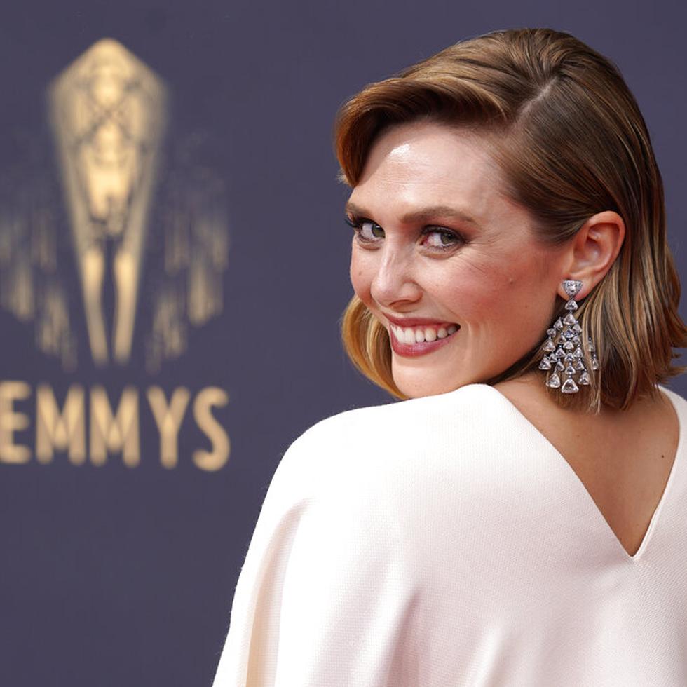 Olsen, quien estaba nominada como Mejor actriz de miniserie por su rol protagónico en “Wandavision”, lució un elegante vestido blanco de manga murciélago y se robó todas las miradas en la alfombra roja de los Emmy. (AP)