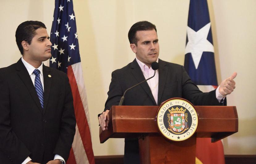 El gobernador Ricardo Rosselló y el secretario del Trabajo y Recursos Humanos Carlos Saavedra, anunciaron ayer un alza en la fuerza laboral. (Suministrada)