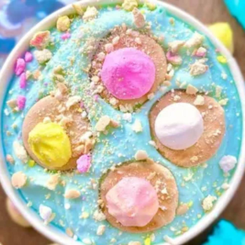 La creatividad en los sabores es una de las características de esta heladería. En la foto, “Flores de Pi”, galletas de florecitas  con algodón de azúcar azul.