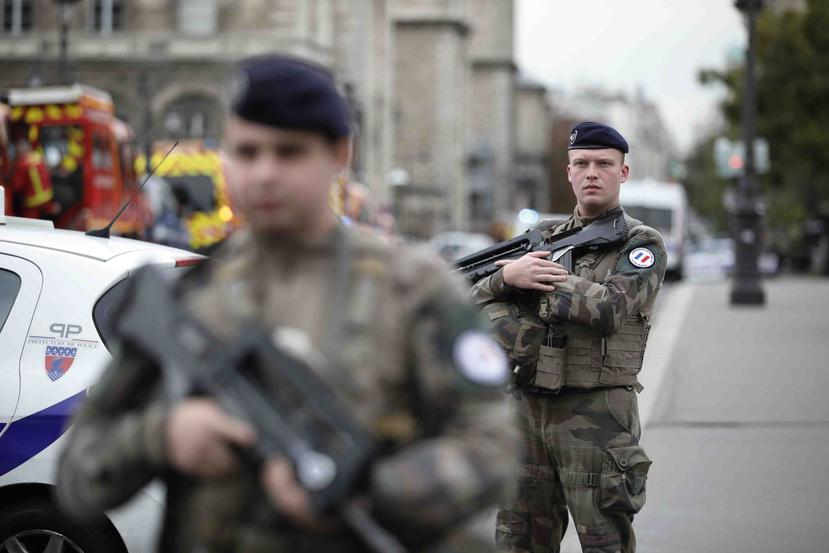 A las afueras de la sede de la Policía en París, Francia, había soldados armados. (AP)