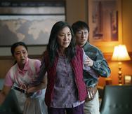 Desde la izquierda, Stephanie Hsu, Michelle Yeoh y Ke Huy Quan en una escena de "Everything Everywhere All At Once".