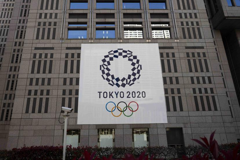 Un enorme cartelón de Tokio 2020 adorna un edificio en Tokio. (AP)