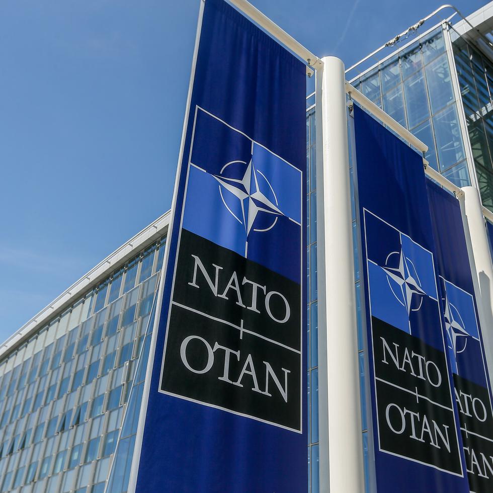Carteles con el logo de la OTAN en una foto de archivo.