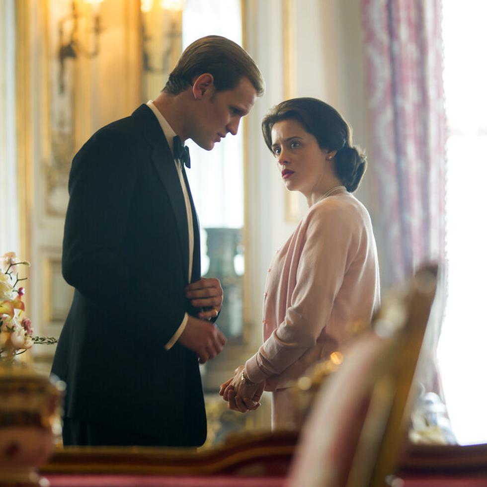 En esta imagen difundida por Netflix, Claire Foy como la reina Isabel II, a la derecha, y Matt Smith como el príncipe Felipe en una escena de "The Crown". (AP)