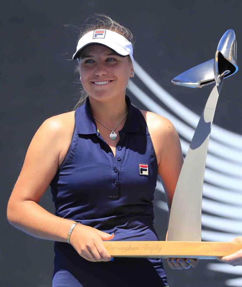 La estadounidense Sofia Kenin sostiene el trofeo del torneo de Hobart, Australia. (AP)
