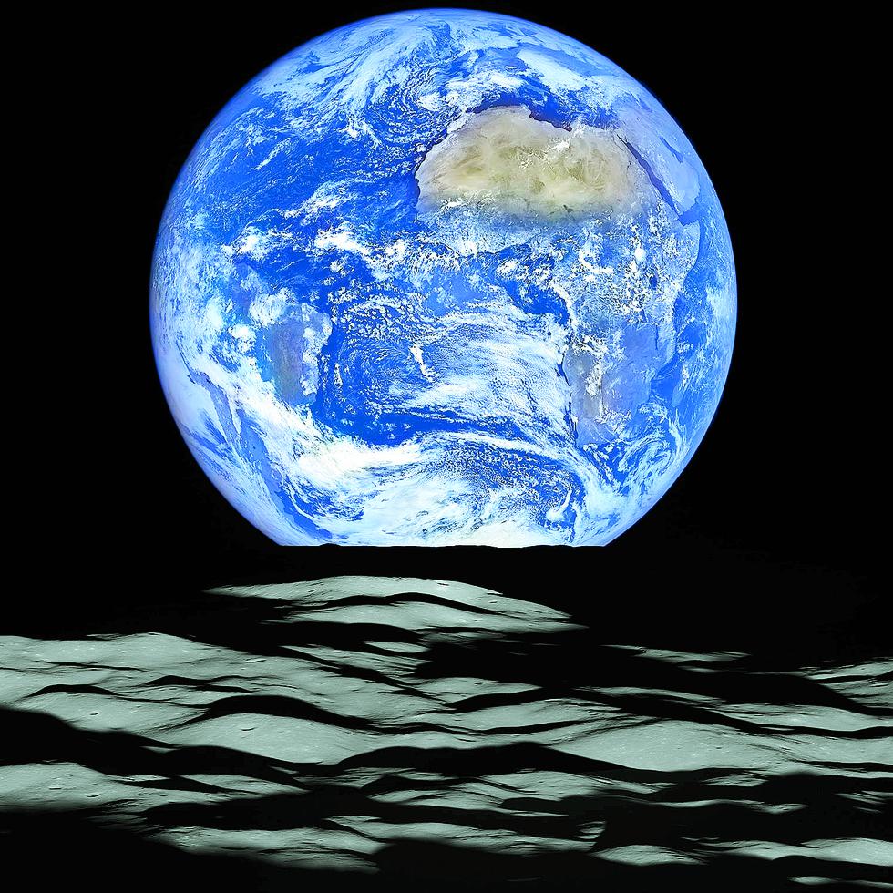 . Space (---), 12/10/2015.- A handout picture made available by NASA on 19 December 2015 shows a composite image of a unique view of Earth captured by NASA's Lunar Reconnaissance Orbiter (LRO) from the spacecraft's vantage point in orbit around the moon, 12 October 2015. In the image, Earth appears to rise over the lunar horizon from the viewpoint of the spacecraft, with its center just off the coast of Liberia (at 4.04 degrees North, 12.44 degrees West). The large tan area in the upper right is the Sahara Desert, and just beyond is Saudi Arabia. The Atlantic and Pacific coasts of South America are visible to the left. This image was composed from a series of images taken on 12 October, when LRO was about 134km above the moon's farside crater Compton. EFE/EPA/NASA/GODDARD/ARIZONA STATE UNIVERSITY HANDOUT EDITORIAL USE ONLY
-----
