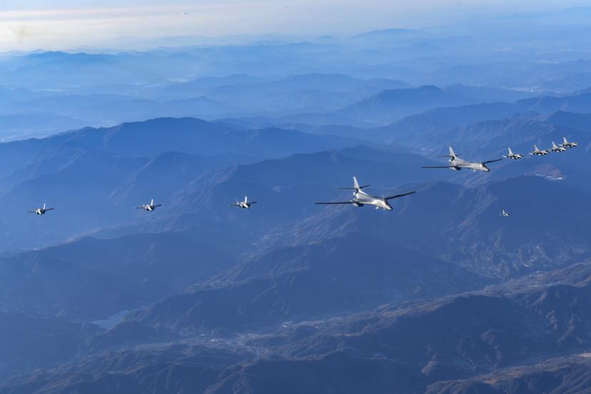 En esta foto proporcionada por el Ministerio de Defensa de Corea del Sur, dos bombarderos B-1B de la Fuerza Aérea de EE. UU., en el centro, cuatro aviones de combate F-35 de la Fuerza Aérea de Corea del Sur y cuatro aviones de combate F-16 de la Fuerza Aérea de Estados Unidos.