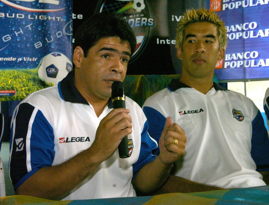 Hugo Maradona junto al futbolista Chris Gores en una conferencia de prensa previo a un partido contra Montreal en el 2005.