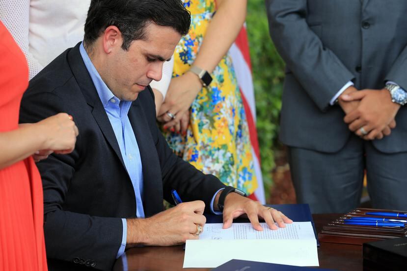Rosselló firmó la  Ley para la Competencia Justa en Servicios de Telecomunicaciones, de Información y Televisión por Paga en Puerto Rico. (Archivo / GFR Media)