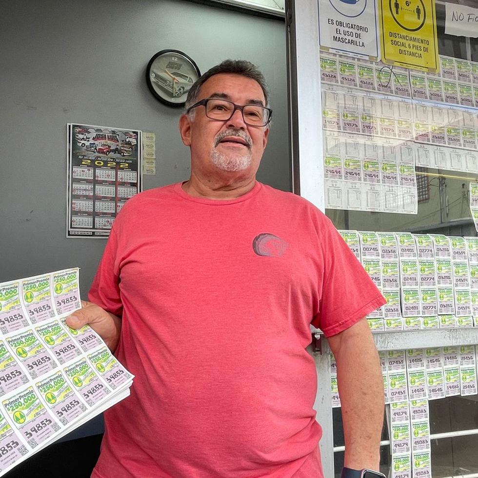Reyes Torres tiene su puesto de venta de Lotería al lado de la Farmacia Monserrate, en el centro urbano de Aguas Buenas.