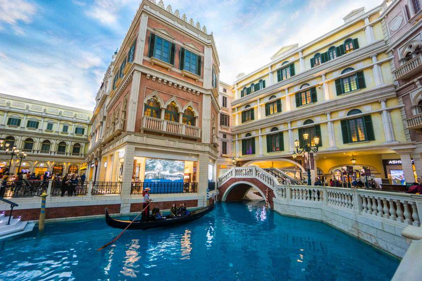 ¿Te imaginas recorrer un centro comercial en góndola? Esto es lo que podrás vivir en el Grand Canal Shoppes de Las Vegas, ubicado en The Venetian Hotel & Casino. (Foto: Aaron Lim / Shutterstock.com)