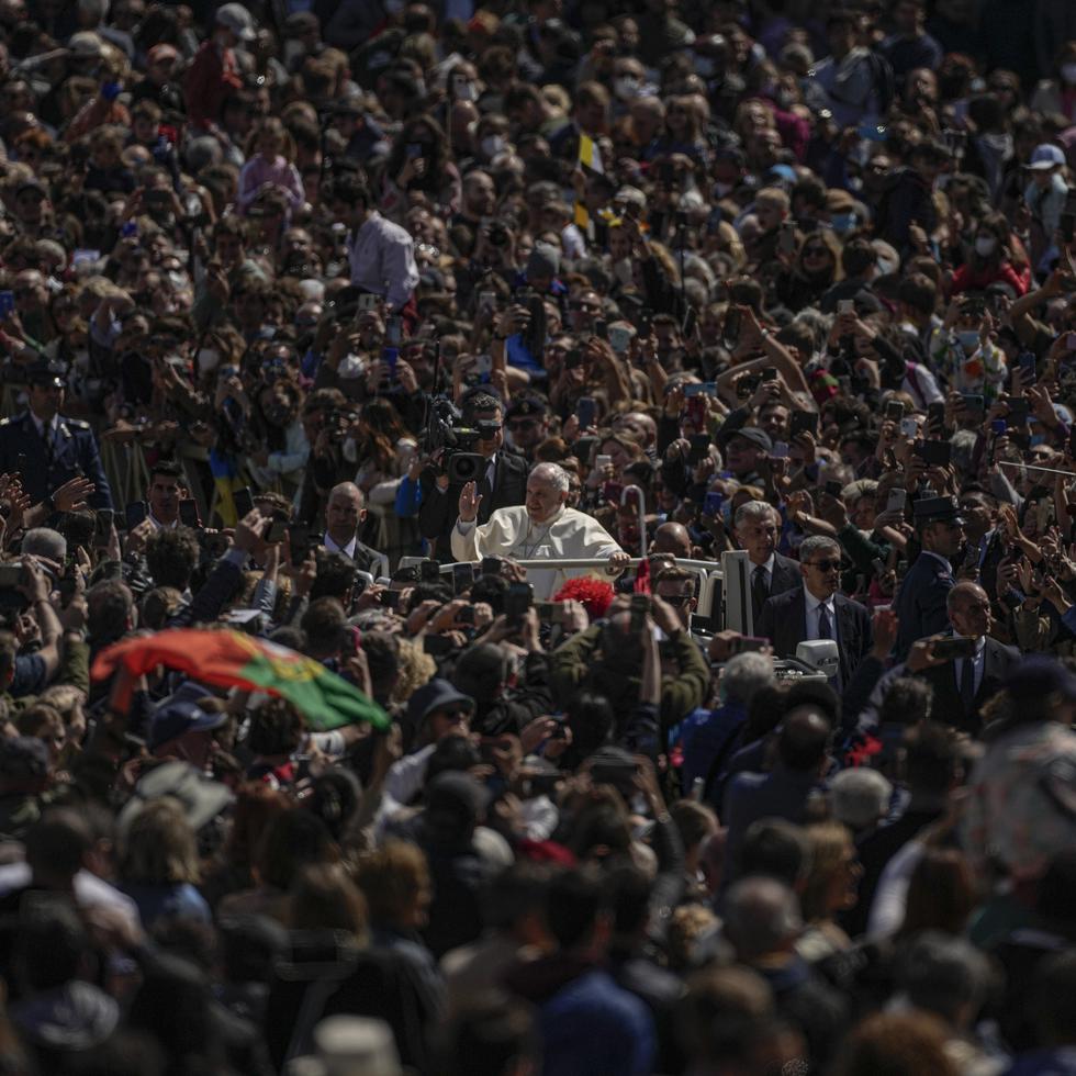 El papa Francisco avanza en su papamóvil al final de la misa del Domingo de Resurrección que ofició el 17 de abril de 2022 en la Plaza de San Pedro en el Vaticano.