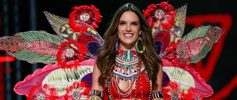 La modelo brasileña Alessandra Ambrosio presenta una creación de Victoria's Secret durante el desfile anual de la marca. (EFE/ Sherwin)