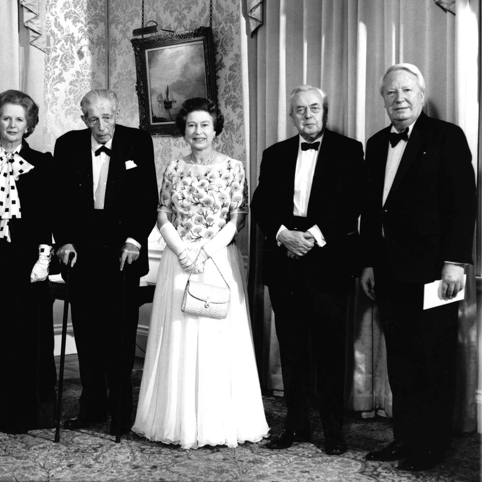 Seguido, Alec Douglas-Home estuvo al frente del gobierno un año, desde el 19 de octubre de 1963 hasta el 16 de octubre de 1964.​ En la foto, es el segundo desde la izquierda.