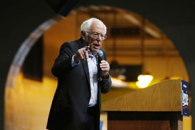 El precandidato presidencial demócrata Bernie Sanders pronuncia un discurso durante un acto de campaña en Richmond, Virginia. (AP/Steve Helber)