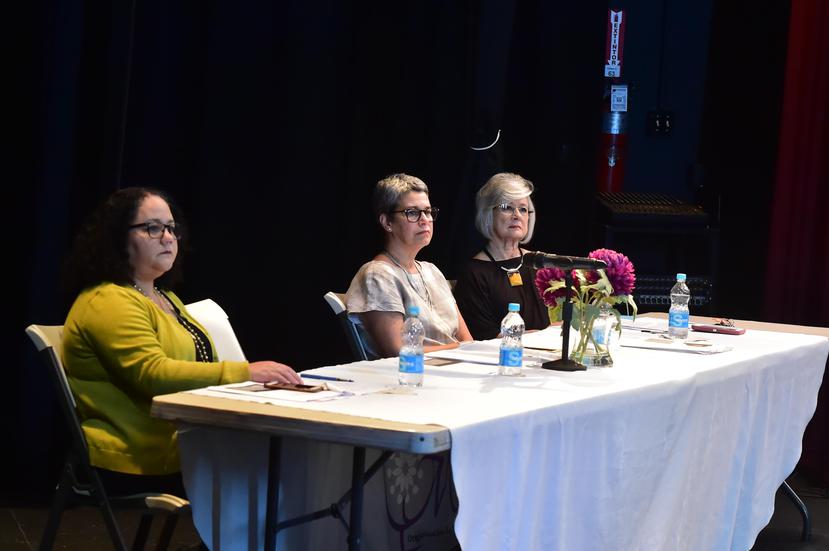 Desde la izquierda, Yanira Reyes Gil, Marilucy González y María Dolores Fernós, durante la presentación del estudio de la organización  Inter-Mujeres Puerto Rico. (Suministrada)