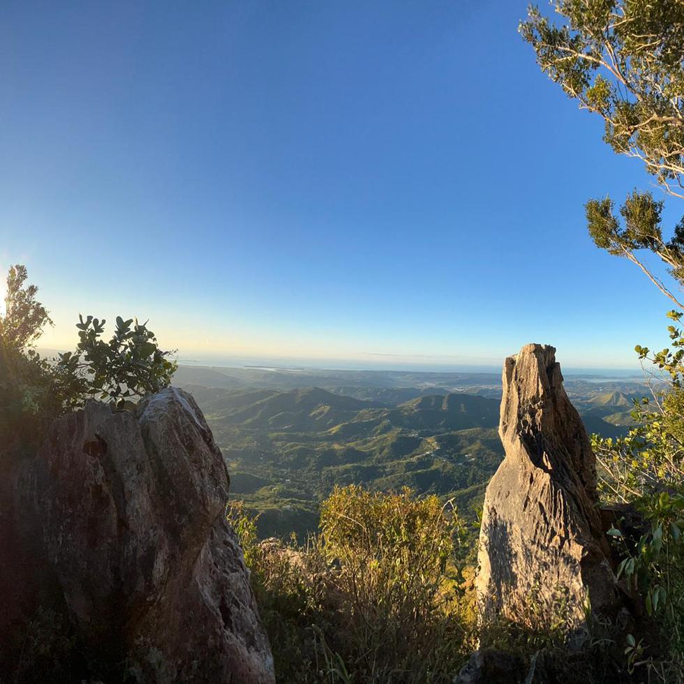 La vista imponente desde Pico Rodadero en Yauco, una de las experiencias que recomendamos para que recargues tu mente.