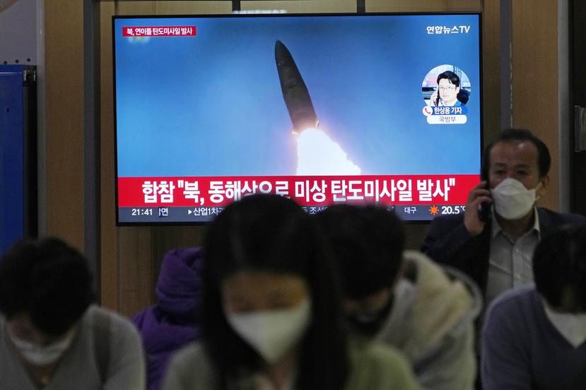 Una pantalla de televisión muestra una imagen de archivo del lanzamiento de un misil de Corea del Norte durante un programa de noticias en la Estación de Trenes de Seúl en Seúl, Corea del Sur, el jueves 29 de septiembre de 2022.