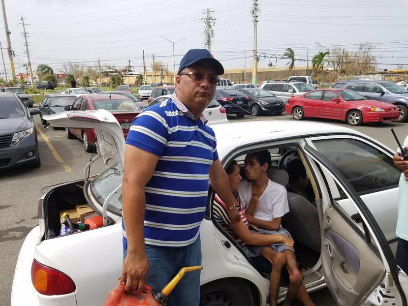 Daisy Gross con su hijo discapacitado y el buen samaritano que le regaló su gasolina. El hombre se  llama Joel Ramos. (Barbara Figueroa)