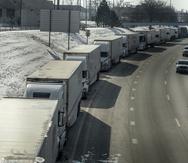 Una línea de camiones de carga se apoderó de la autopista I-75 en Detroit, justo antes de la entrada al puente Ambassador que conecta con Canadá.