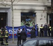 Policías y bomberos trabajan en la escena de un incendio en un edificio ocupado por intrusos, en Barcelona, el 30 de noviembre de 2021. (Kike Rincón/Europa Press vía AP)