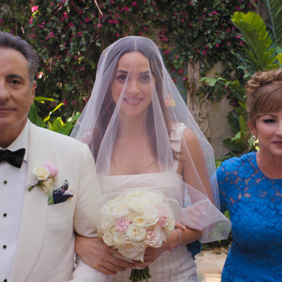 Andy García, Adria Arjona y Gloria Estefan en una escena de "Father of the Bride".