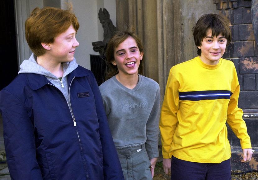 Rupert Grint, Emma Watson y Daniel Radcliffe, en una foto tomada en Londres  el 6 de noviembre de 2001, diez días antes del estreno mundial de la cinta "Harry Potter and the Sorcerer's Stone".  (AP Photo/Adam Butler)