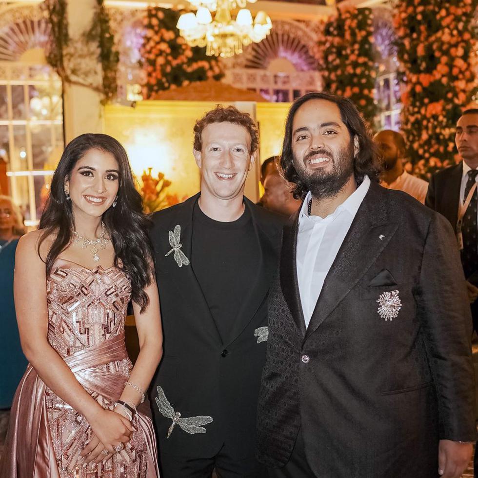 La lista de invitados de casi 1,200 personas. En la foto, Mark Zuckerberg, al centro, posa junto a los novios, Anant Ambani y Radhika Merchant.