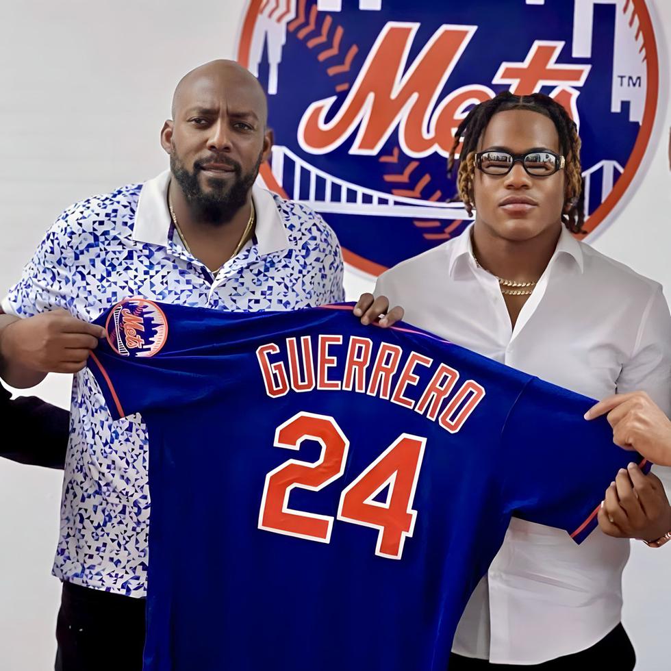 Vladimir Guerrero junto a su hijo Vladi Miguel Gerrero, tras pactar con la organización de los Mets.