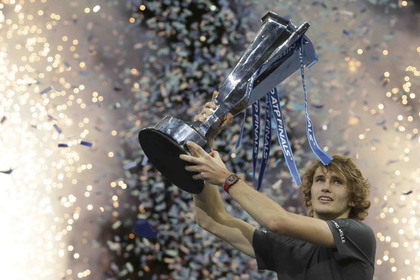 El alemán Alexander Zverev alza el trofeo de campeonato de la Copa Masters al imponerse a Novak Djokovic. (AP / Tim Ireland)