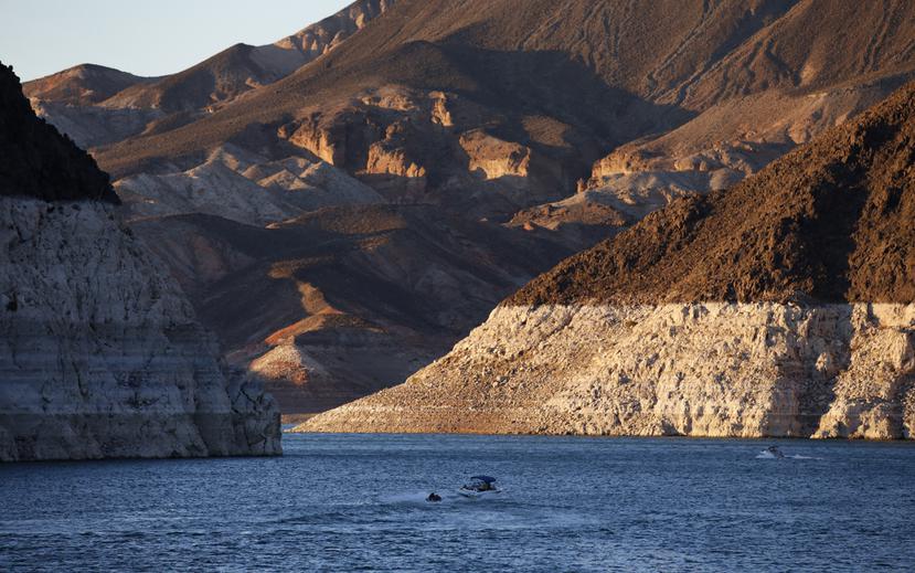 En esta imagen del 20 de julio de 2014 se ven las distintas capas minerales que indican el descenso en los niveles de agua del Río Colorado cerca de la Presa Hoover y el Lago Mead, en Nevada.