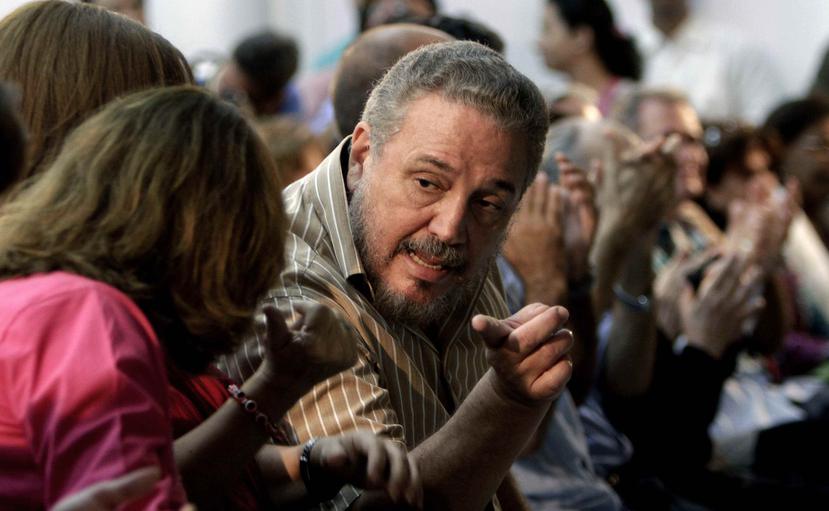 En esta foto de archivo del 14 de marzo de 2012, Fidel Castro Díaz-Balar habla con una mujer no identificada durante la presentación del libro de su padre "Nuestro Deber es Luchar" en La Habana, Cuba.  (AP)
