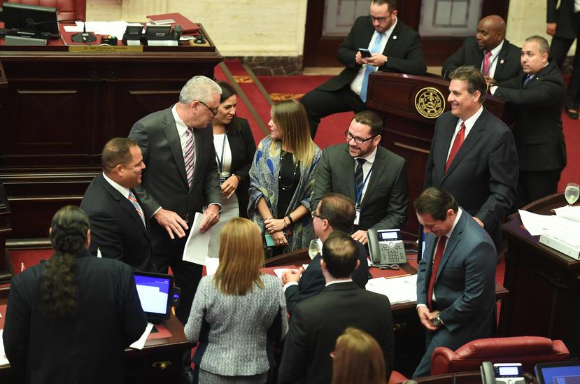 Un grupo de senadores discute una medida en el hemiciclo del Senado, al iniciarse ayer la nueva sesión legislativa.