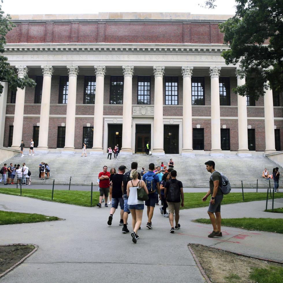 Estudiantes caminan cerca de la biblioteca Widener en la Universidad de Harvard en Cambridge, Massachusetts, el 13 de marzo del 2019.