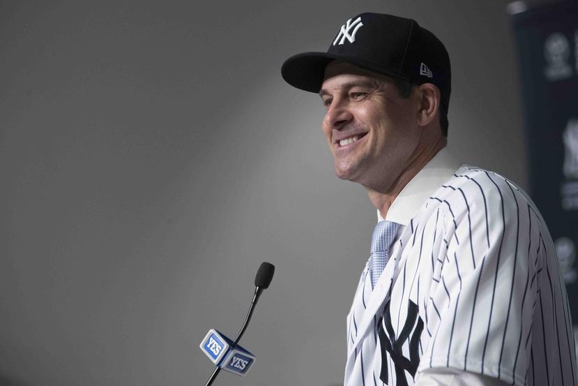 El nuevo dirigente de los Yankees, Aaron Boone, contesta preguntas de los medios de comunicación luego de ser presentado formalmente por la franquicia. (AP / Mary Altaffer)