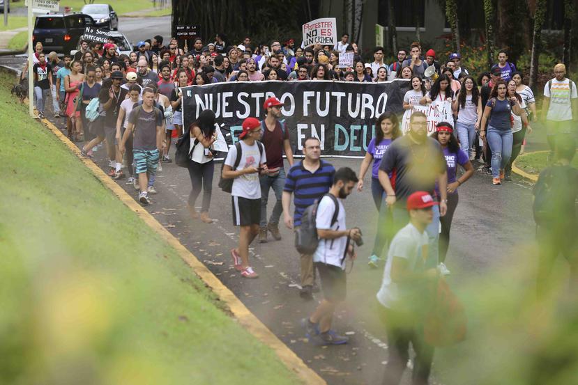 La imagen de una consternada presidenta de la UPR, Nivia Fernández, a quien estudiantes le gritaban en la cara, se propagó por las redes sociales. (Archivo / GFR Media)