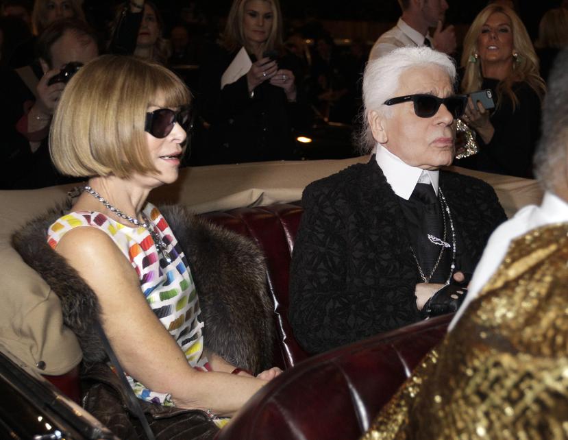 En una foto de diciembre de 2013, Anna Wintour comparte con Karl Lagerfeld. (AP)