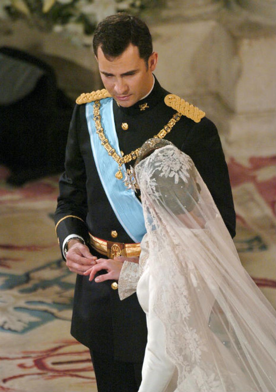 El día de su boda: El Príncipe Felipe coloca el anillo en el anular de la mano derecha de Letizia Ortiz convertidos ya oficialmente en Príncipes de Asturias tras expresar su compromiso en la Catedral de La Almudena el 22 de mayo de 2004. (Foto: Archivo)