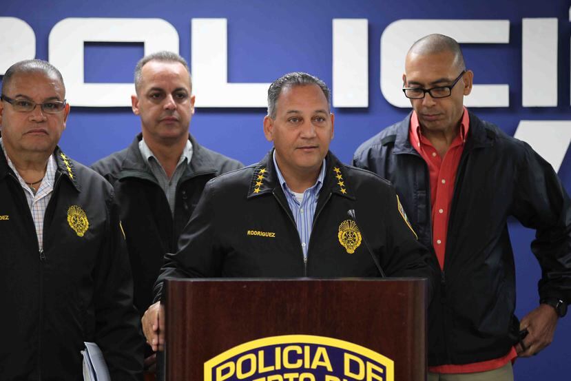 El coronel Juan Rodríguez Dávila habla en el podio durante una conferencia de prensa, en el Cuartel General, sobre el plan de seguridad y el ausentismo de oficiales en la época navideña.
