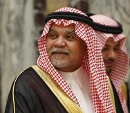 En esta fotografía de archivo del 4 de junio de 2008, el príncipe saudí Bandar bin Sultán se encuentra en su palacio en Riad, Arabia Saudí. (AP Foto/Hassan Ammar, Archivo)