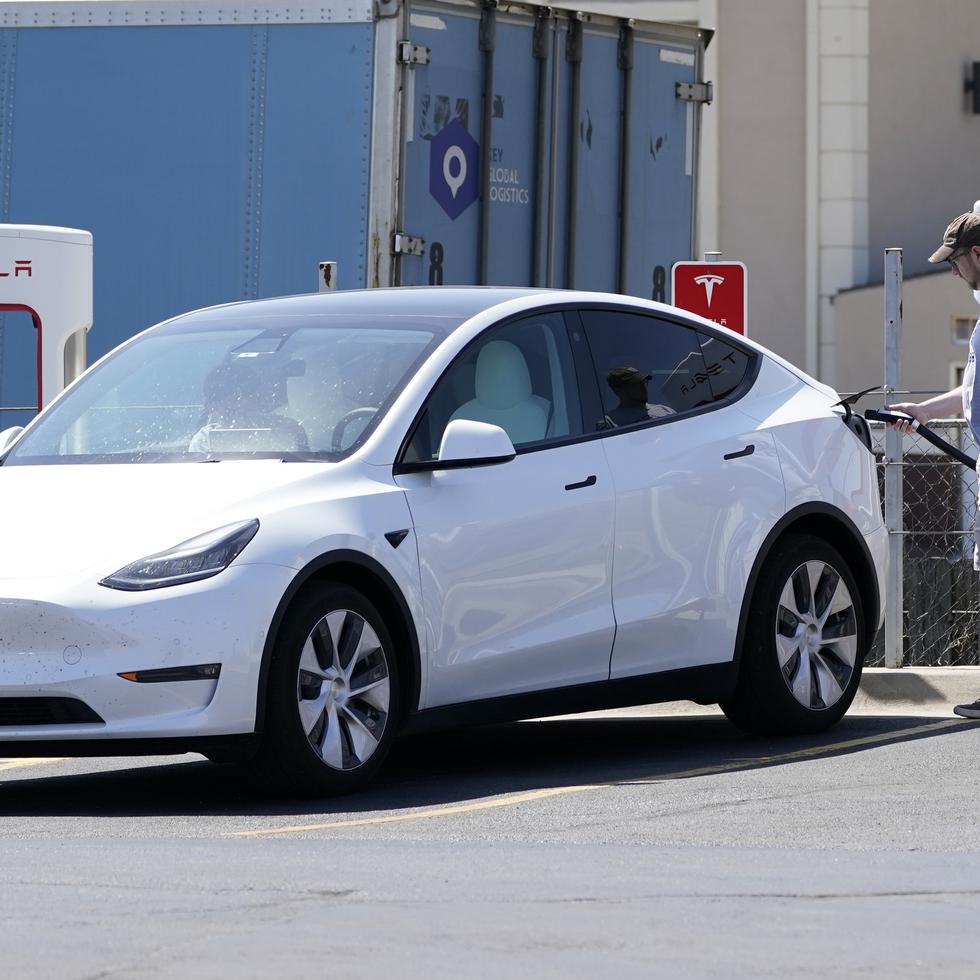 El dueño de un Tesla carga su vehículo en una estación en Topeka, Kansas.