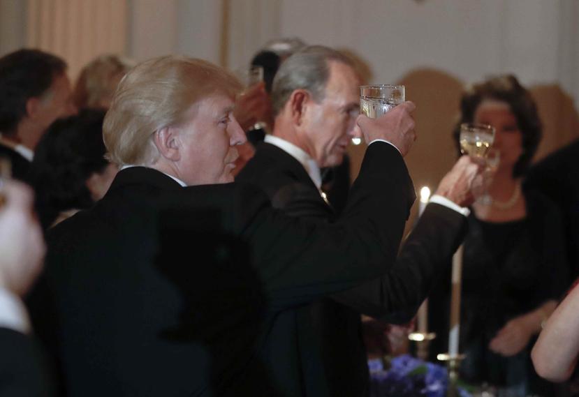 El presidente Donald Trump levanta su vaso durante un brindis en la Fiesta de Gobernadores. (AP)